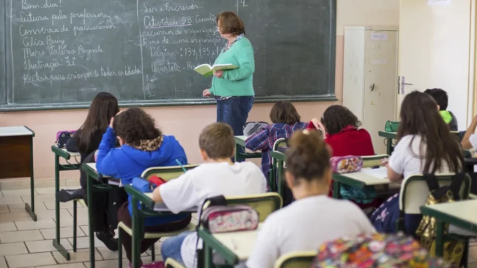 Governo lança programa de valorização de professores para beneficiar 50 milhões de docentes