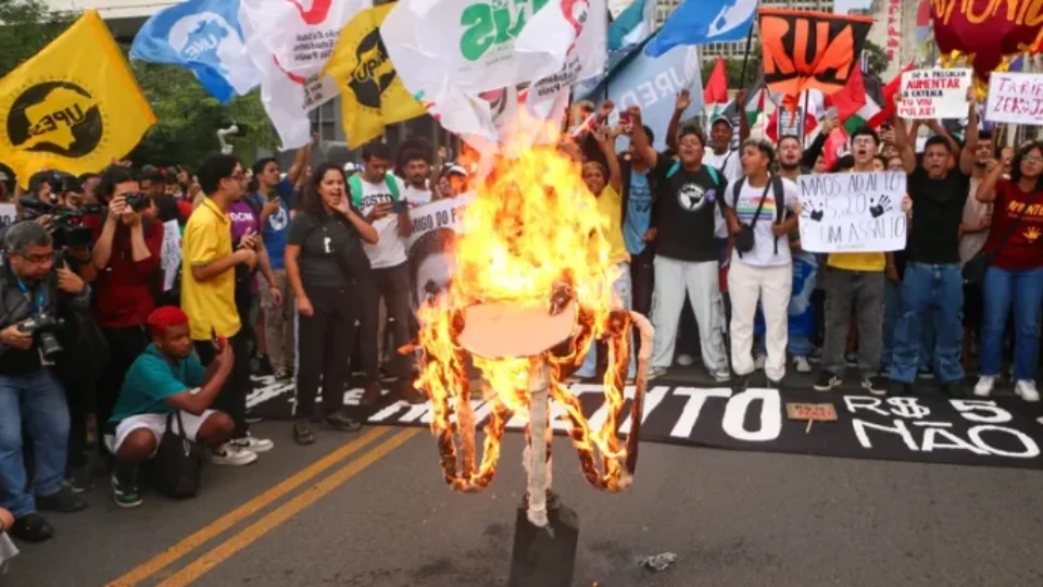 Protesto contra o aumento da passagem nos transportes públicos reúne 2 mil em SP