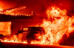 Incêndios arrasadores em bairro de Los Angeles deixam milhares de desabrigados