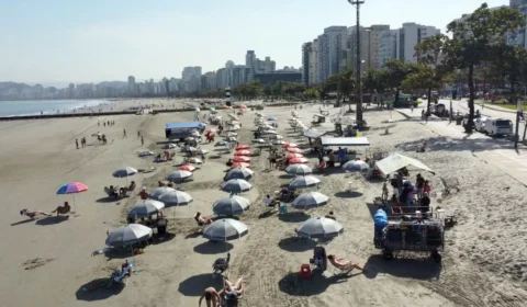 Banhistas no Guarujá (SP) entre cuidados e riscos em praia imprópria para banho