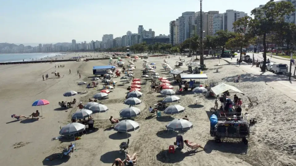 Banhistas no Guarujá (SP) entre cuidados e riscos em praia imprópria para banho