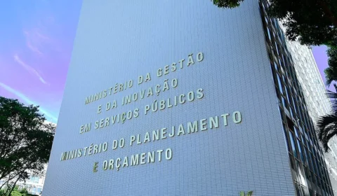 Governo oficializa MP que reajusta salários de servidores federais