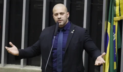 Moraes dá 48 horas para defesa de Daniel Silveira entregar pistola à Justiça