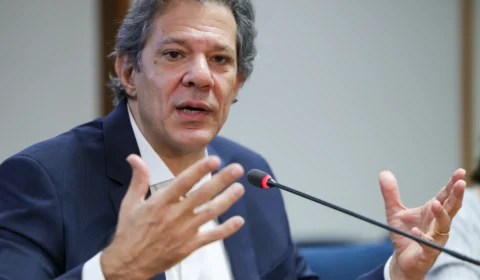 Haddad se preocupa com dólar alto e culpa Bolsonaro por ‘fake news’ do Pix