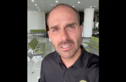 Veja vídeo: Eduardo Bolsonaro reage a intimação da PF e ameaça delegado