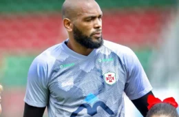 Goleiro da Portuguesa Santista sofre racismo da própria torcida e time abandona o campo