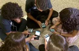 Sinais de abstinência preocupam famílias com restrição de celulares nas escolas do RJ