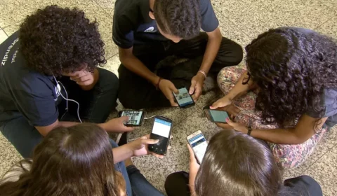 Sinais de abstinência preocupam famílias com restrição de celulares nas escolas do RJ