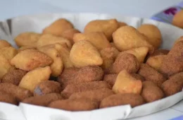 Policiais civis protestam com coxinhas contra vale-alimentação de R$ 12 no RJ