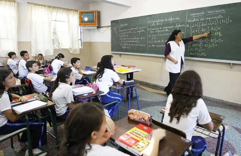 Prova Nacional Docente A valorização do servidor público: entre o presente e as heranças do passado; escolas