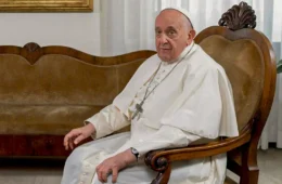 Papa está consciente e repousa no hospital, diz Vaticano