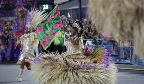 Mangueira fecha primeiro dia de desfile da Sapucaí; Viradouro é destaque