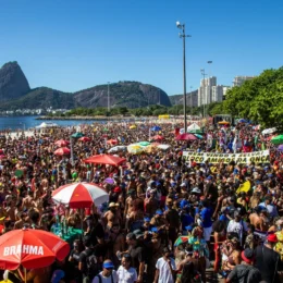 Bola Preta e Amigos da Onça arrastam multidões no primeiro dia de Carnaval do RJ