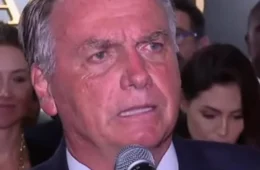 Bolsonaro mente e diz que Eduardo deixou Brasil para combater ‘nazifascismo’
