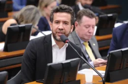 Fux homologa acordo de Janones para encerrar investigação sobre ‘rachadinha’