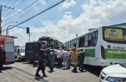 Blindado da PM atinge ônibus em Cordovil e deixa 12 feridos no RJ