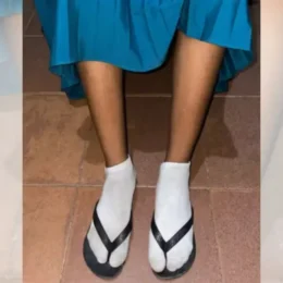 Mãe relata racismo após aluna negra ser chamada de ‘presidiária’ pela professora