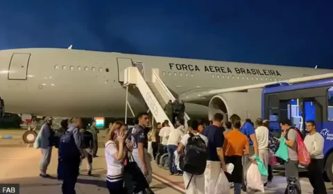 Novo avião com 96 brasileiros deportados dos Estados Unidos chega ao Brasil