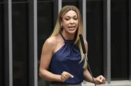 Transfobia: governo dos EUA altera gênero de Erika Hilton para masculino em visto