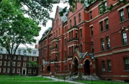 Universidade de Harvard rejeita exigências do governo Trump e deve perder bilhões